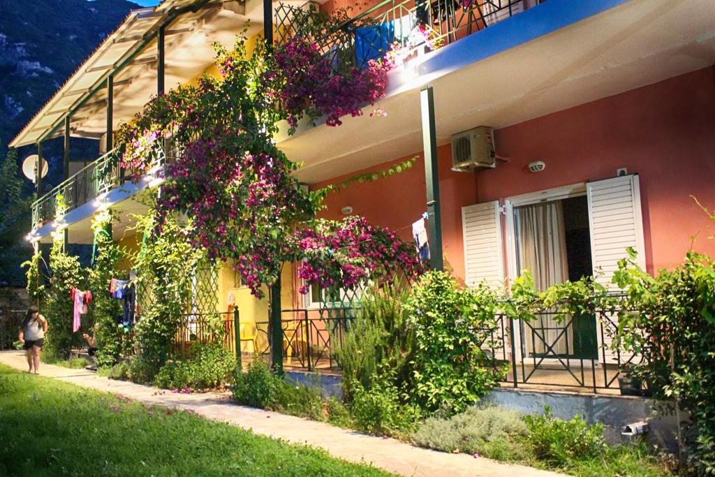 Tsertos Apartments Kamena Vourla Exterior photo